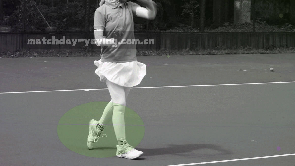 左右镜像的球场线条与数据卡片对照画面